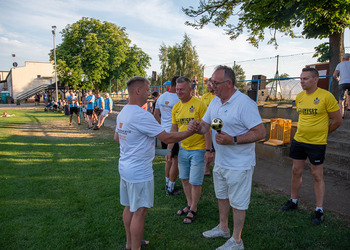 zdjęcie przdstawia wręczenie pucharów