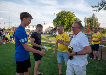 zdjęcie przdstawia wręczenie pucharów