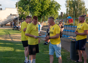 zdjęcie przdstawia wręczenie pucharów