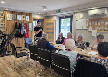 zdjęcie przedstawia seniorów podczas warsztatów