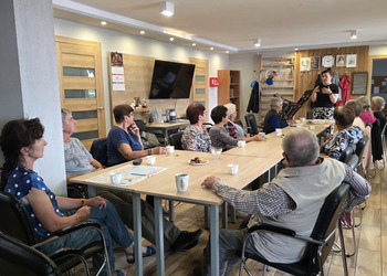 zdjęcie przedstawia seniorów podczas warsztatów