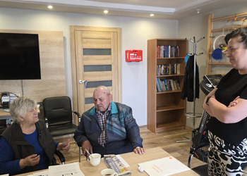 zdjęcie przedstawia seniorów podczas warsztatów