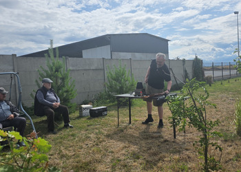 Zdjęcie przedstawia uczestników Klubu Seniora podczas zajęć na strzelnicy
