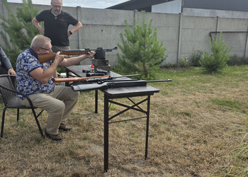 Zdjęcie przedstawia uczestników Klubu Seniora podczas zajęć na strzelnicy
