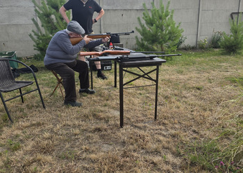 Zdjęcie przedstawia uczestników Klubu Seniora podczas zajęć na strzelnicy