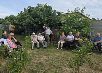 Zdjęcie przedstawia uczestników Klubu Seniora podczas zajęć na strzelnicy