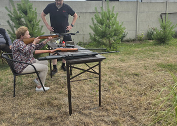 Zdjęcie przedstawia uczestników Klubu Seniora podczas zajęć na strzelnicy