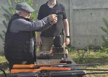 Zdjęcie przedstawia uczestników Klubu Seniora podczas zajęć na strzelnicy