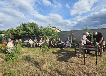 Zdjęcie przedstawia uczestników Klubu Seniora podczas zajęć na strzelnicy