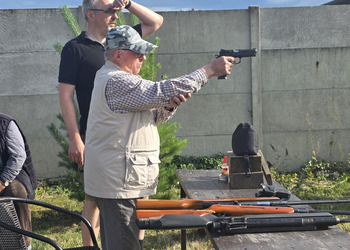 Zdjęcie przedstawia uczestników Klubu Seniora podczas zajęć na strzelnicy