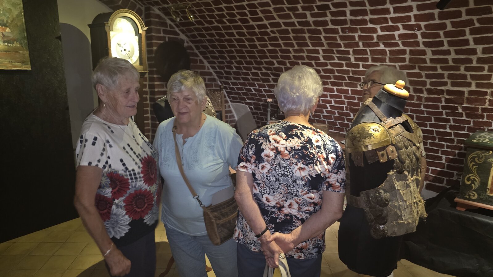 seniorzy na wycieczce 