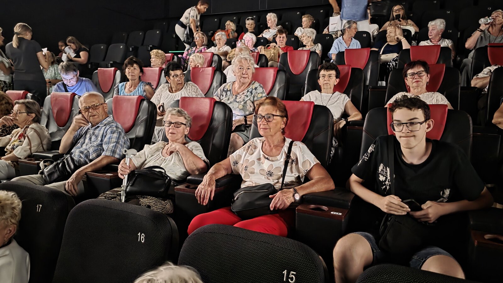 seniorzy w kinie