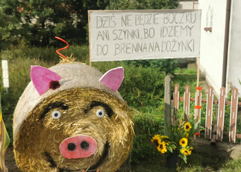 ozdoby dożynkowe przed posesją