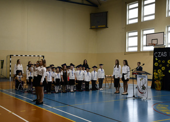 Zdjęcie przedstawia uczniów klas pierwszych 