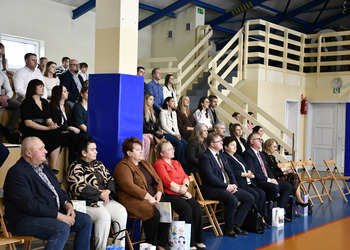 Zdjęcie przedstawia publiczność.