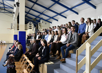 Zdjęcie przedstawia publiczność.