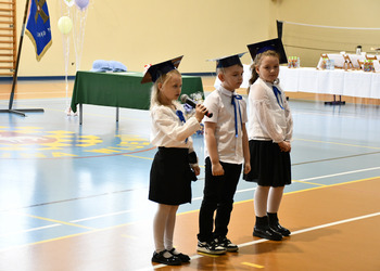 Zdjęcie przedstawia występ pierwszoklasistów.