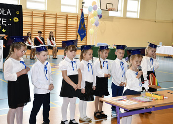 Zdjęcie przedstawia występ pierwszoklasistów.