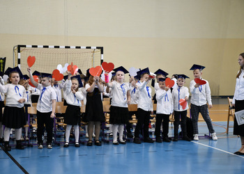 Zdjęcie przedstawia występ pierwszoklasistów.