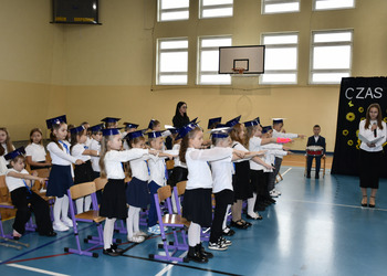 Zdjęcie przedstawia ślubowanie pierwszoklasistów.