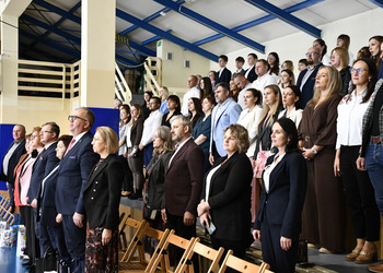 Zdjęcie przedstawia publiczność.