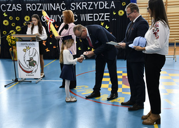 Zdjęcie przedstawia ślubowanie pierwszoklasistów.