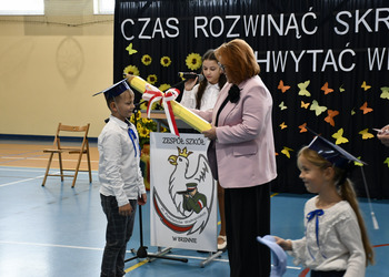 Zdjęcie przedstawia ślubowanie pierwszoklasistów.