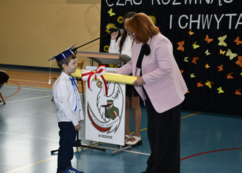 Zdjęcie przedstawia ślubowanie pierwszoklasistów.