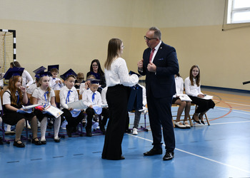 Zdjęcia przedstawia Wójta Gminy Wijewo wręczającego upominki Pani wychowawczyni klas pierwszych. 