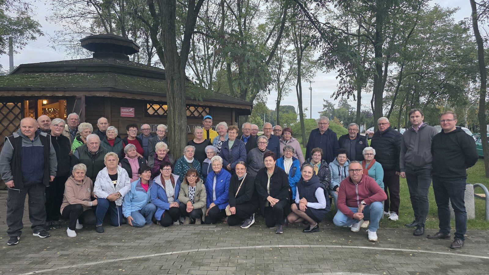 Zdjęcie przedstawia osoby uczestniczące w Dniu Pieczonego Ziemniaka