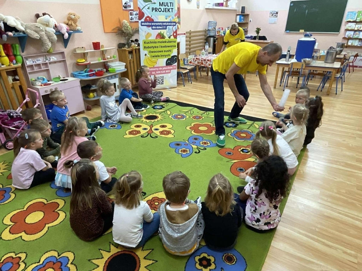 Zdjęcie przedstawia uczestników warsztatu.