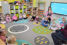 Czytanie bajek w przedszkolu oraz zorganizowany przez nich Dzień Seniora