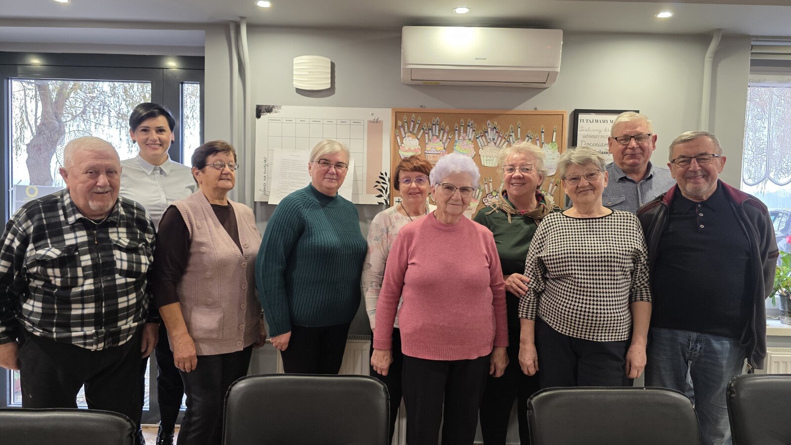 Zdjęcie przedstawia seniorów