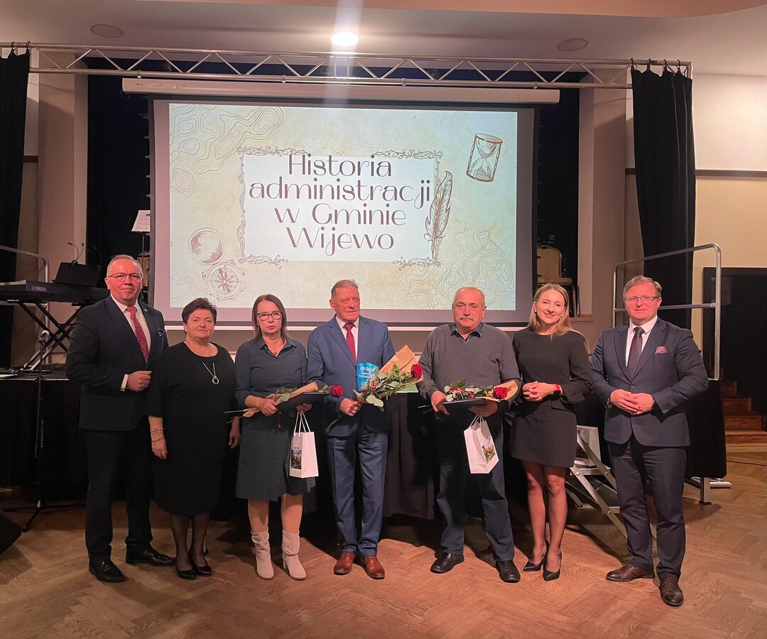 Zdjęcie przedstawia uczestników koncertu. 