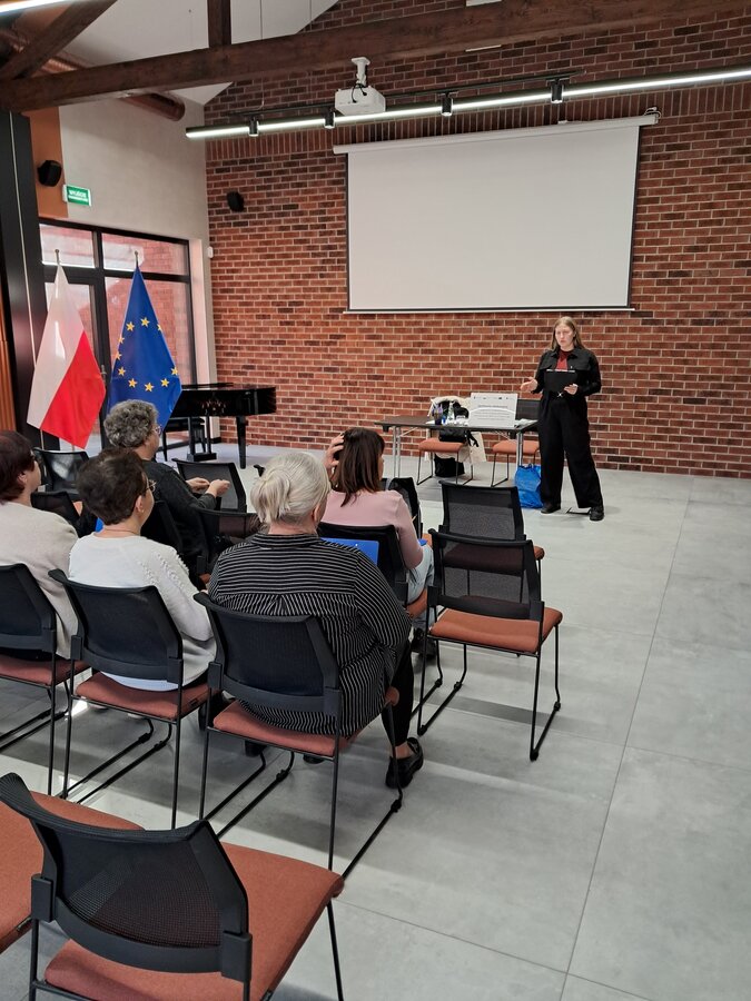 Zdjęcie przedstawia uczestników spotkania